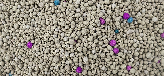 Bentonite ball cat litter