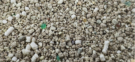 Bentonite mixed cat litter